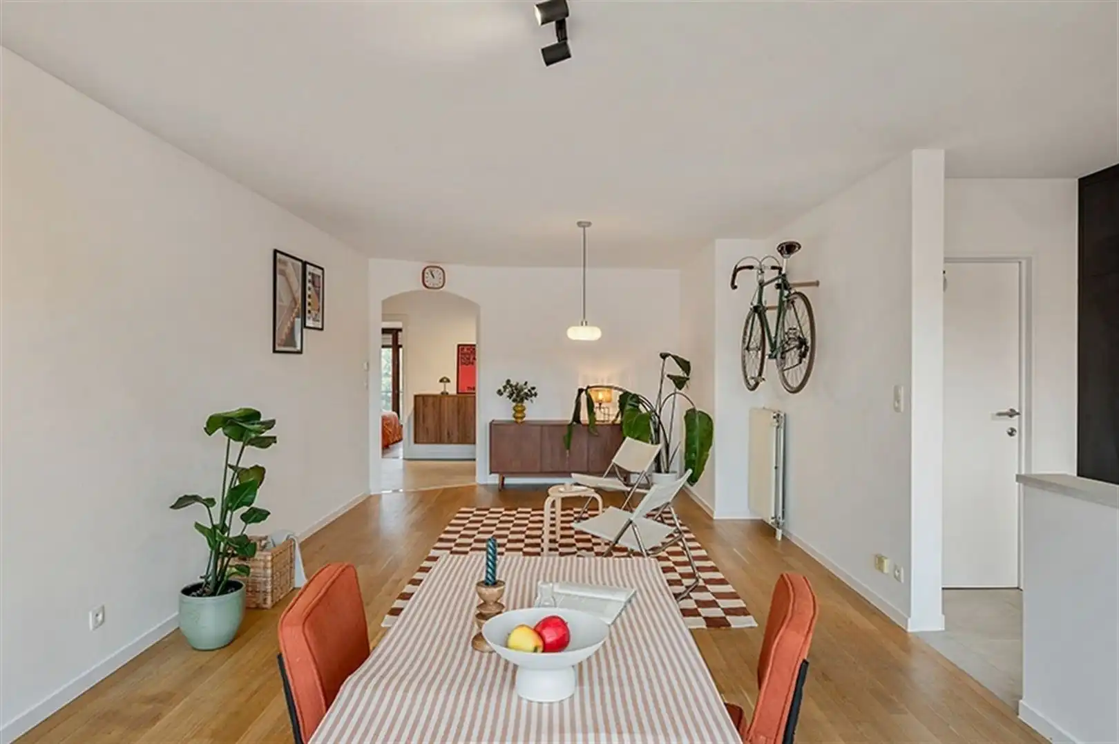 Instapklaar appartement met 2 grote slaapkamers, terras en garagebox foto 2