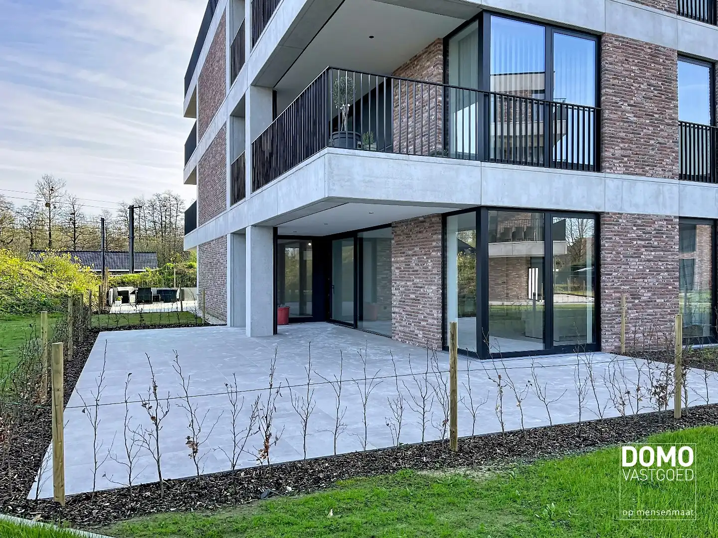 MODERN GELIJKVLOERS APPARTEMENT GELEGEN TE KERMT MET 2 SLAAPKAMERS EN RUIM TERRAS foto {{pictureIndex}}