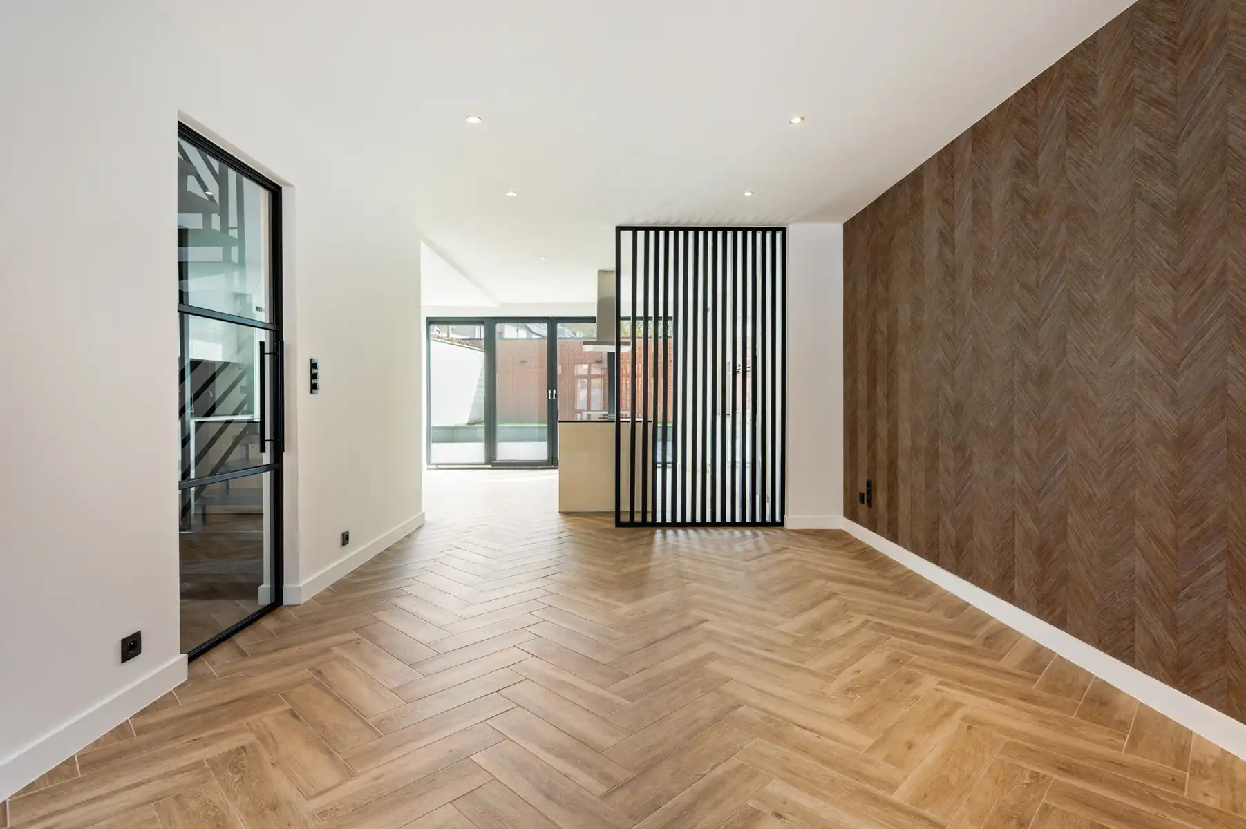 Instapklare gezinswoning met 4 slaapkamers, tuin en garage foto 13