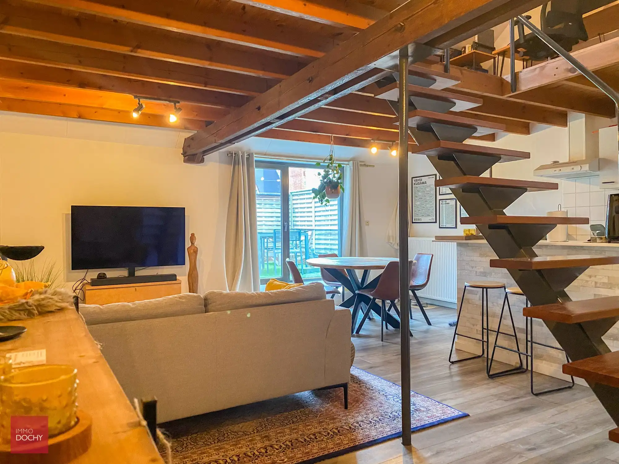 Loft | Gezellige goed onderhouden duplex - appartementje met groot privaat terras in centrum | Verhelststraat foto 2