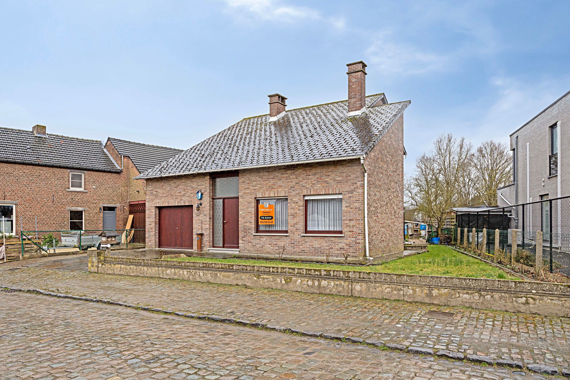 Ruime, te renoveren woning op perceel van 8a70 foto 2