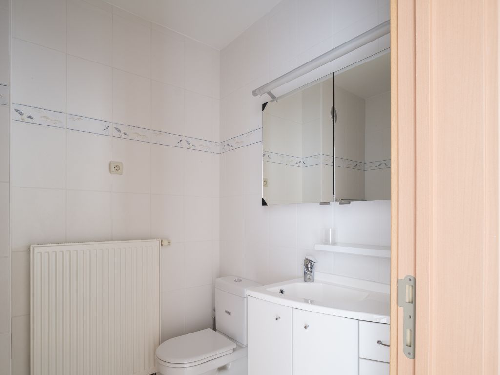Licht op te frissen appartement met 3 slaapkamers en aangenaam terras met prachtig en open zicht over de Leie. Mogelijkheid tot aankoop autostaanplaats. foto 14