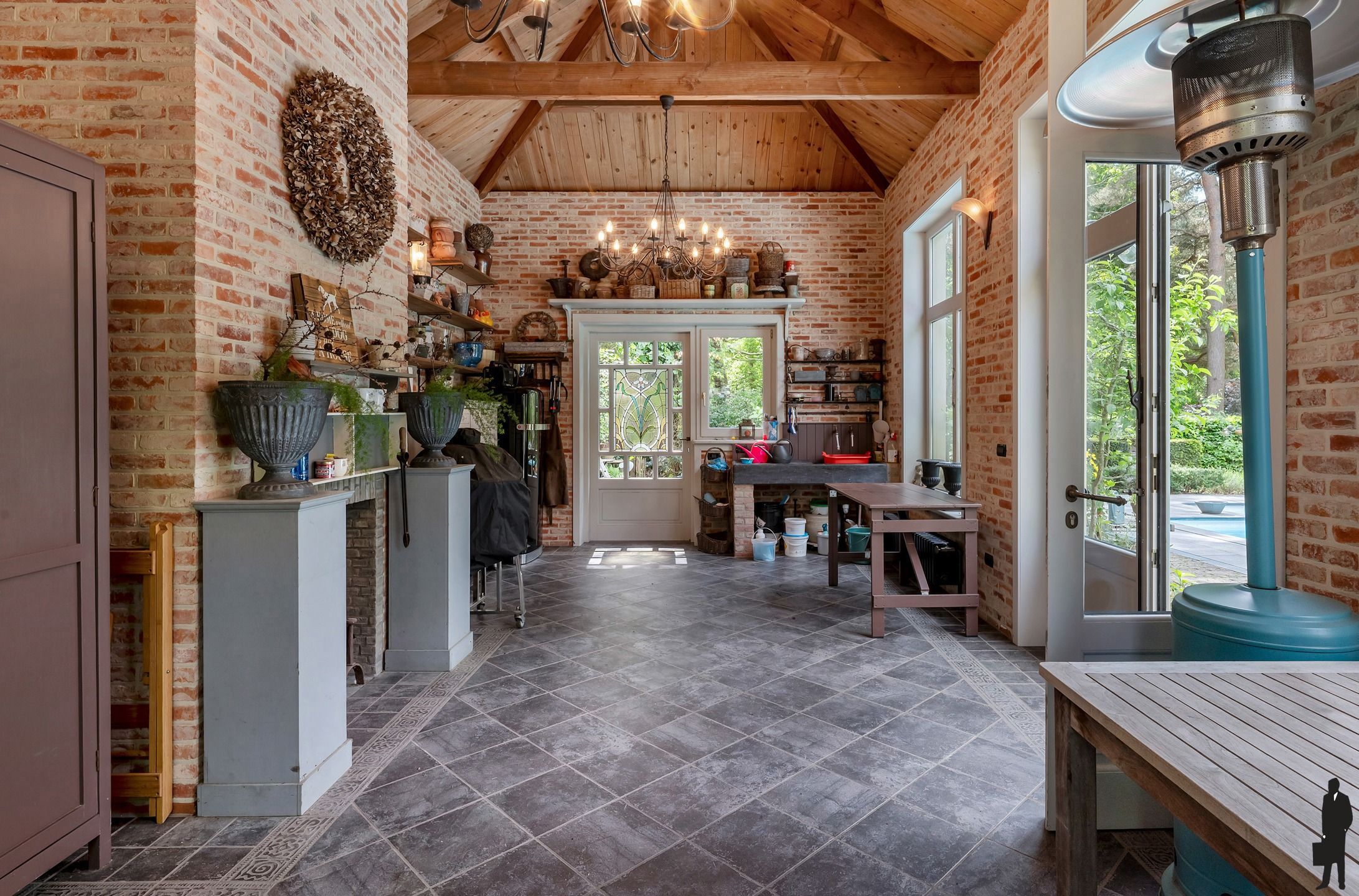 Exclusieve en uniek gelegen Engelse cottagevilla met orangerie, zwembad en aanpalende bouwgrond op ca. 1,9 ha in bosrijke omgeving. foto 21