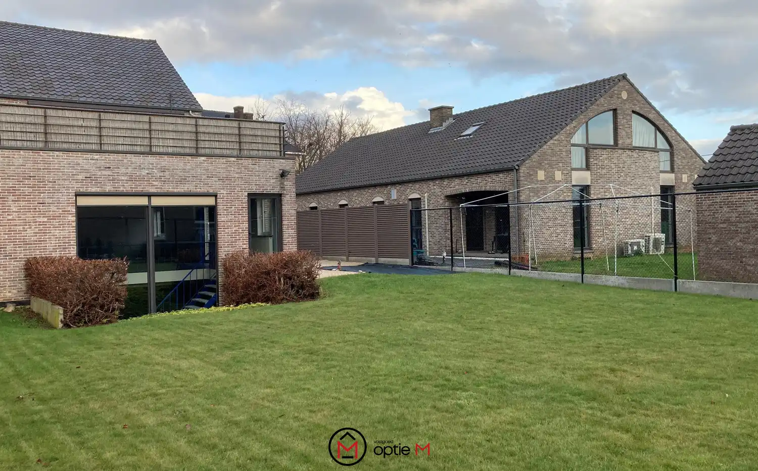 Handelsruimte met appartement te koop in Merem, Bilzen-Hoeselt foto {{pictureIndex}}