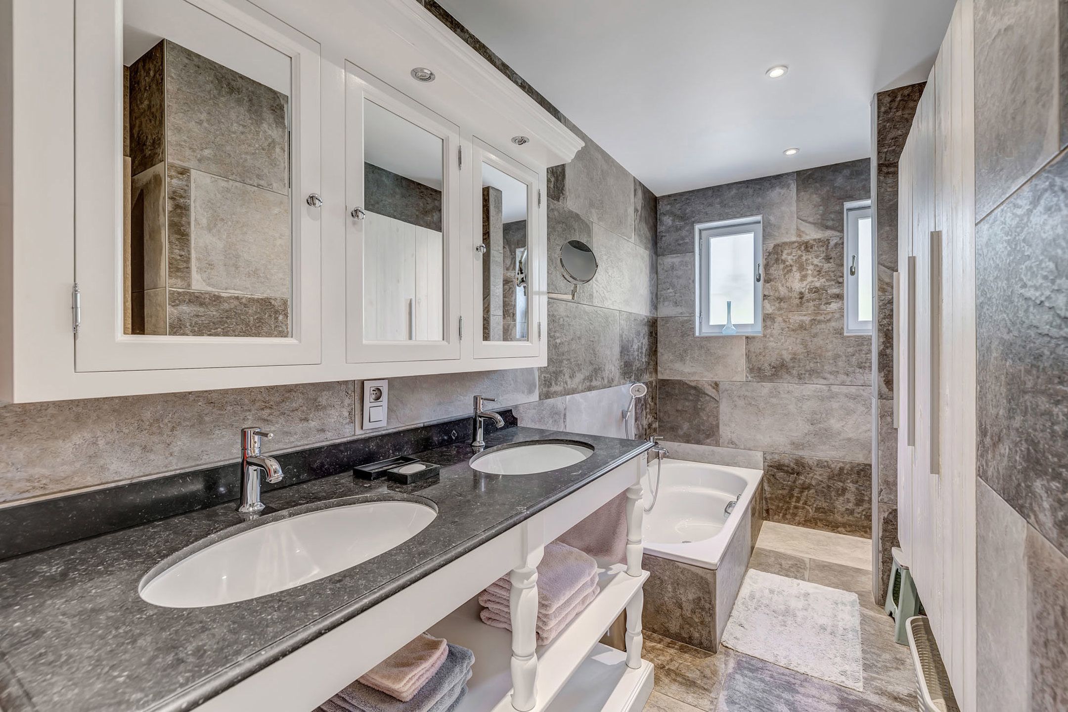 Instapklare ruime woning met loods(verkoop onder aandelen) foto 12