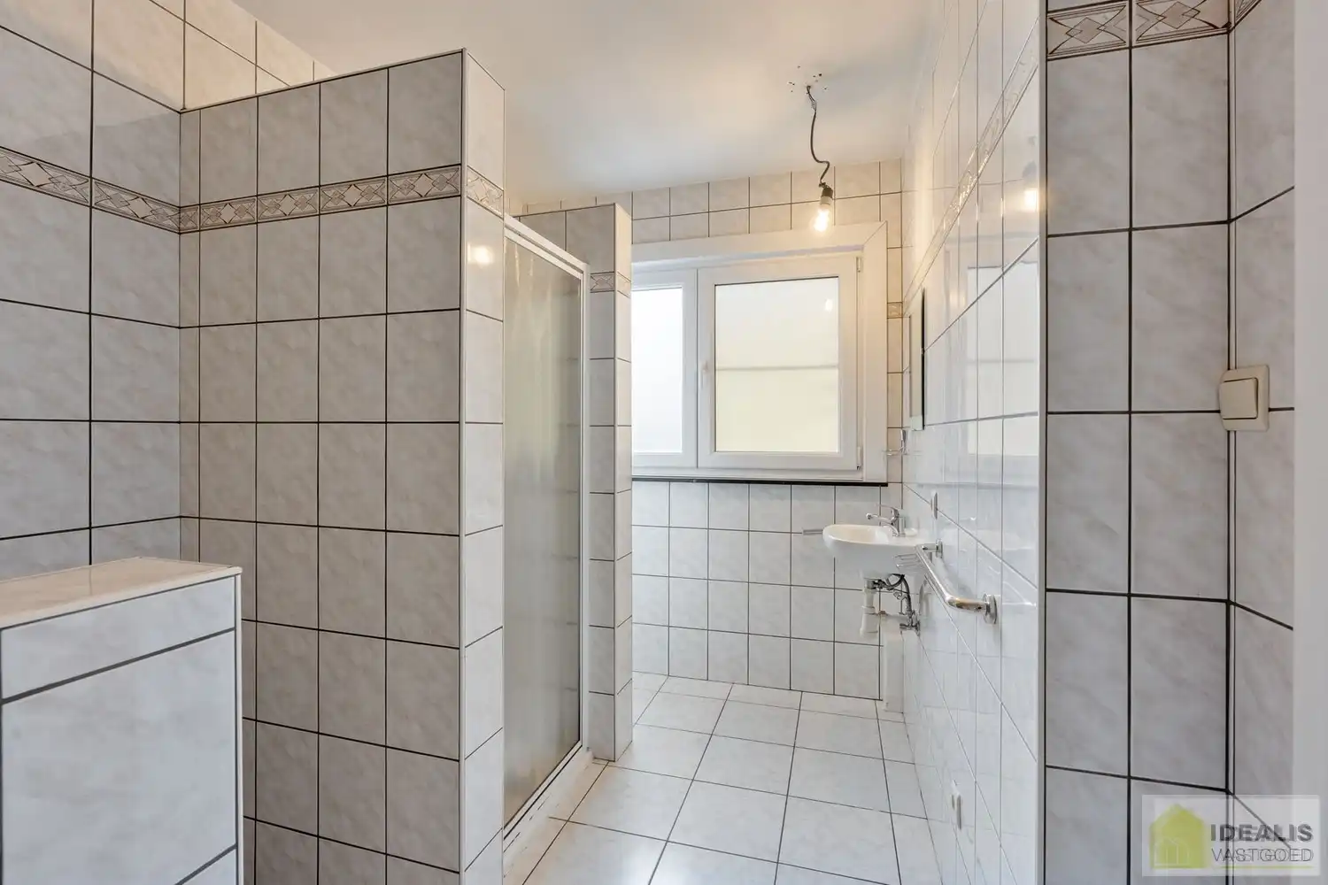 TE RENOVEREN WONING NABIJ HET CENTRUM VAN WIJCHMAAL, PEER OP EEN PERCEEL VAN  MAAR LIEFST 12A 5CA – DE WONING OMVAT EEN OPEN LEEFRUIMTE MET VEEL LICHTINVAL, KEUKEN MET AANSLUITEND EETKAMER, 3 SLAAPKAMERS, BADKAMER, VERANDA EN TWEE RUIME OPSLAGRUIMTES/WERKPLAATSEN – Een praktisch ingedeelde woning op een ruim perceel nabij het centrum van Peer! Dé perfecte zet voor zij die op zoek zijn naar een te renoveren woning met veel mogelijkheden op een rustige locatie in Wijchmaal, Peer! foto 9