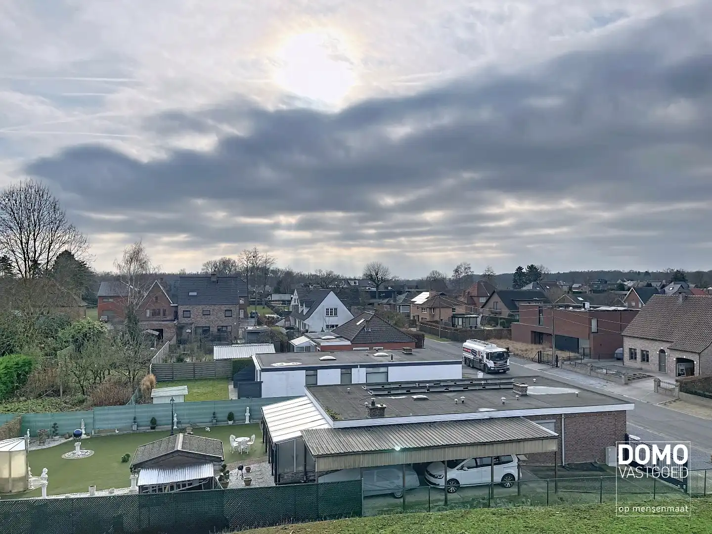 Penthouse met twee slaapkamers, ruim terras en autostandplaats te Kermt foto 16