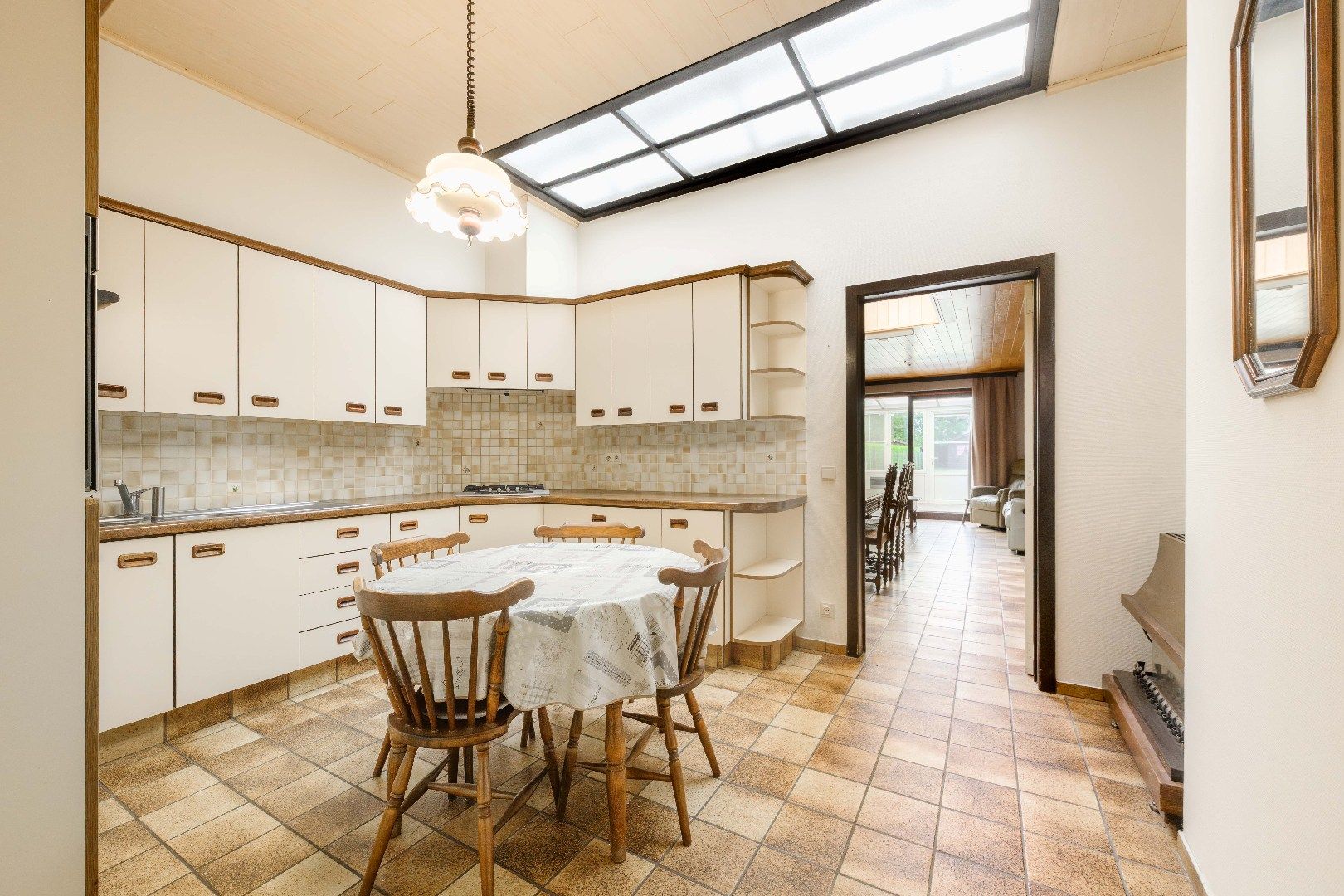 GOED ONDERHOUDEN RIJWONING MET 3 SLPKS, TUIN & GARAGE foto 2