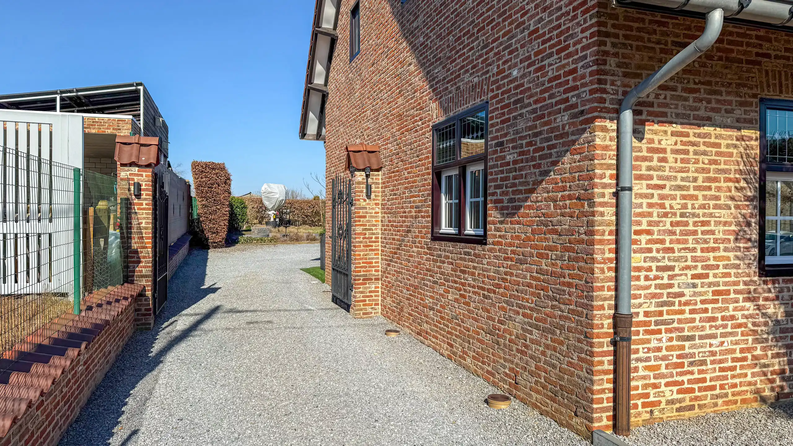 Instapklare gezinswoning met 5slpks, dubbele garage en tuin! foto 40