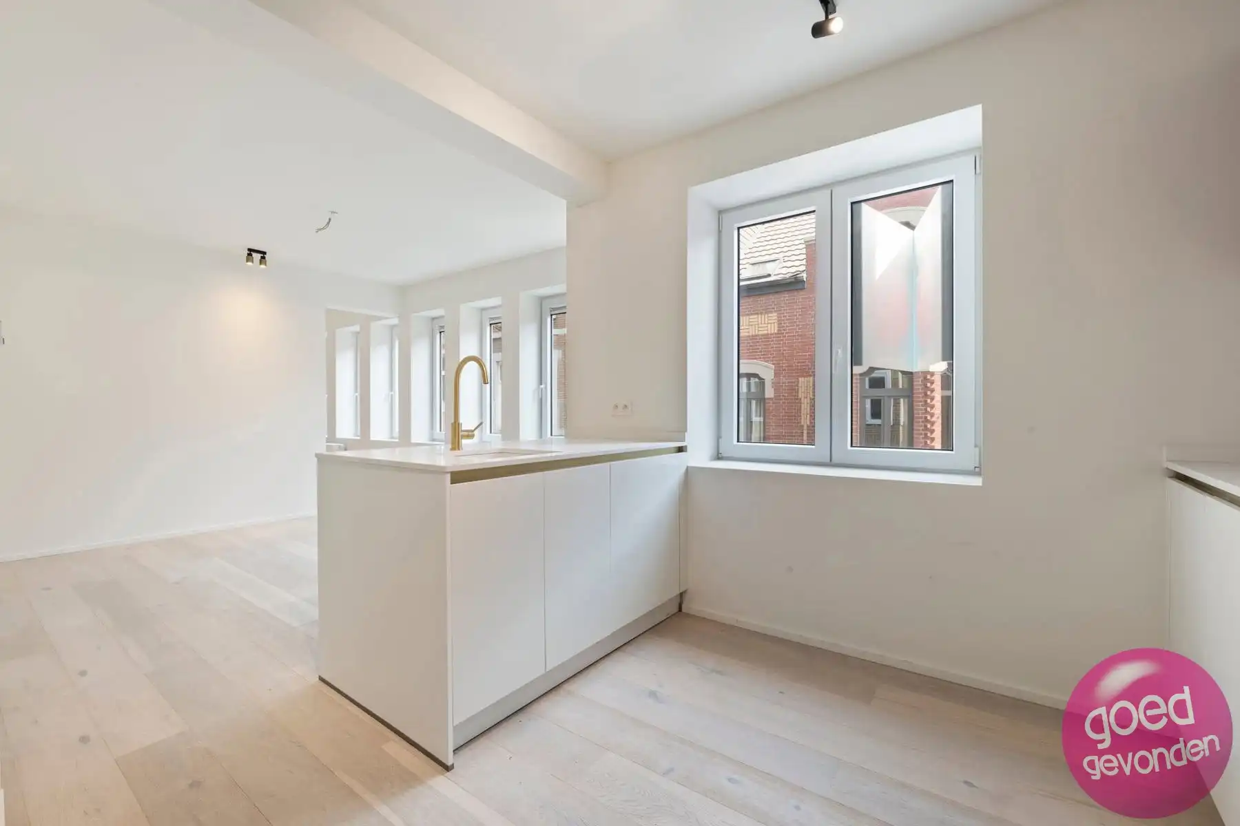 NIEUW APP - 1of2 SLK - TERRAS - KELDER - CENTRUM - GEEN BTW foto 6