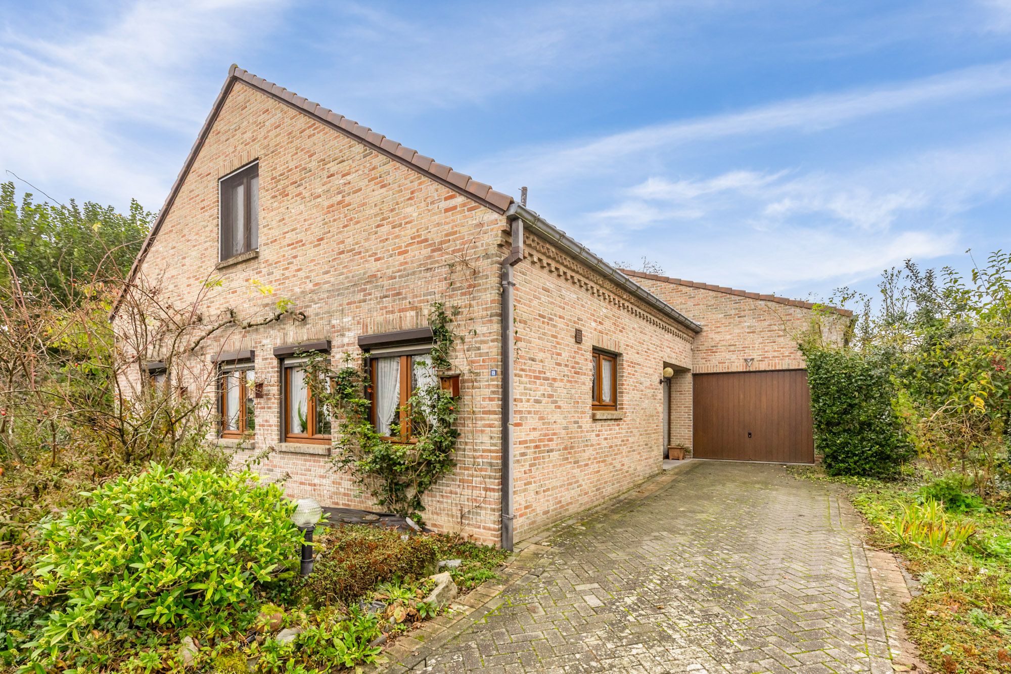 IDEALIS VASTGOED - CHARMANTE GEZINSWONING OP EEN RUSTIG PERCEEL VAN 11A 40CA MET  4 SLAAPKAMERS, INPANDIGE GARAGE EN VOLLEDIG ONDERKELDERD - De woning omvat maar liefst +- 190m² bewoonbare oppervlakte met ruime woonkamer, uitgeruste keuken, 4 slaapkamers, badkamer en inpandige garage en voorzien van zonnepanelen. De woning is rustig gelegen op een ruim perceel met een opp. van 11a 40ca.  foto 2