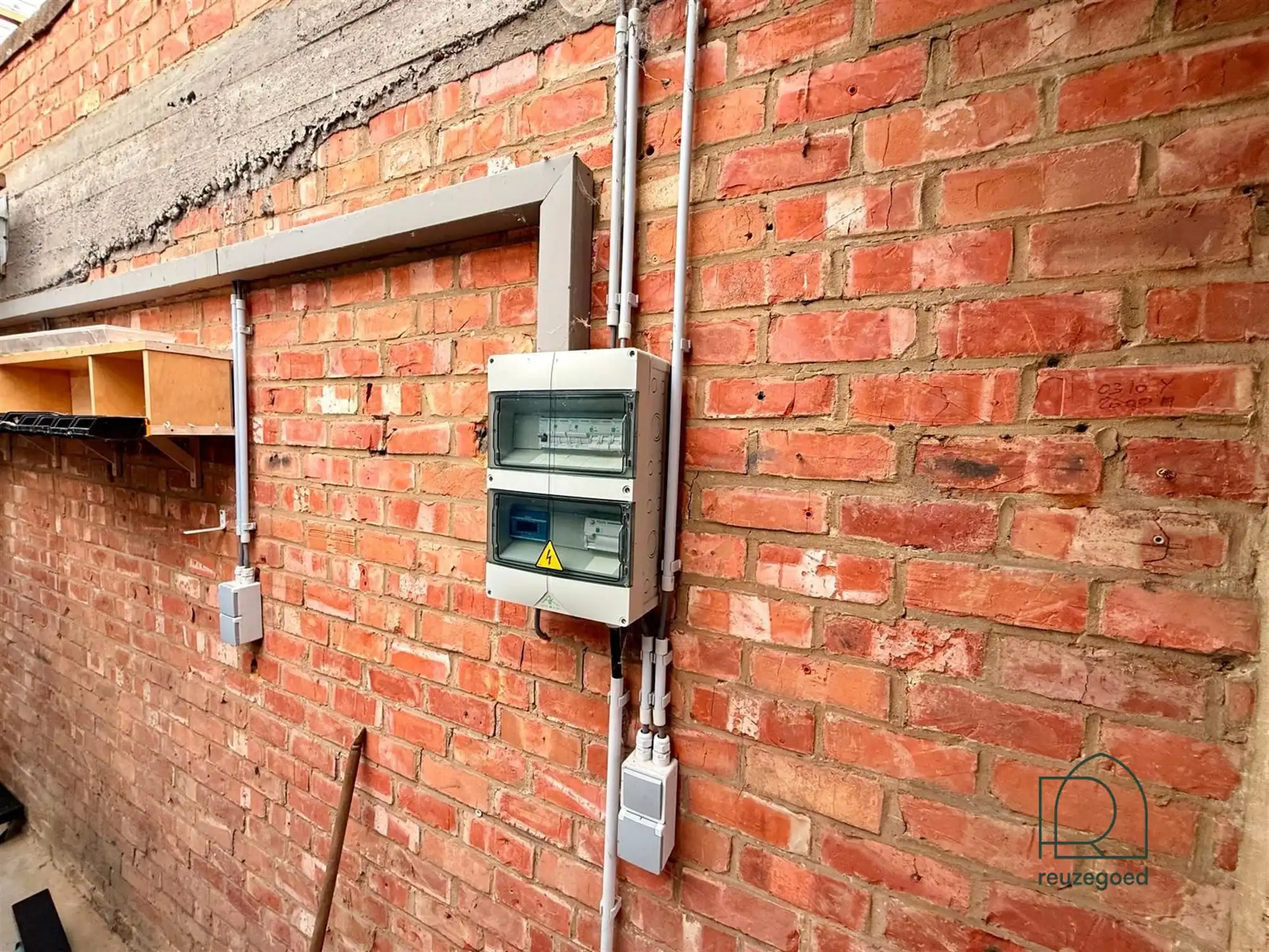 Ruime hoekgarage met conforme elektriciteit en natuurlijk licht foto 3