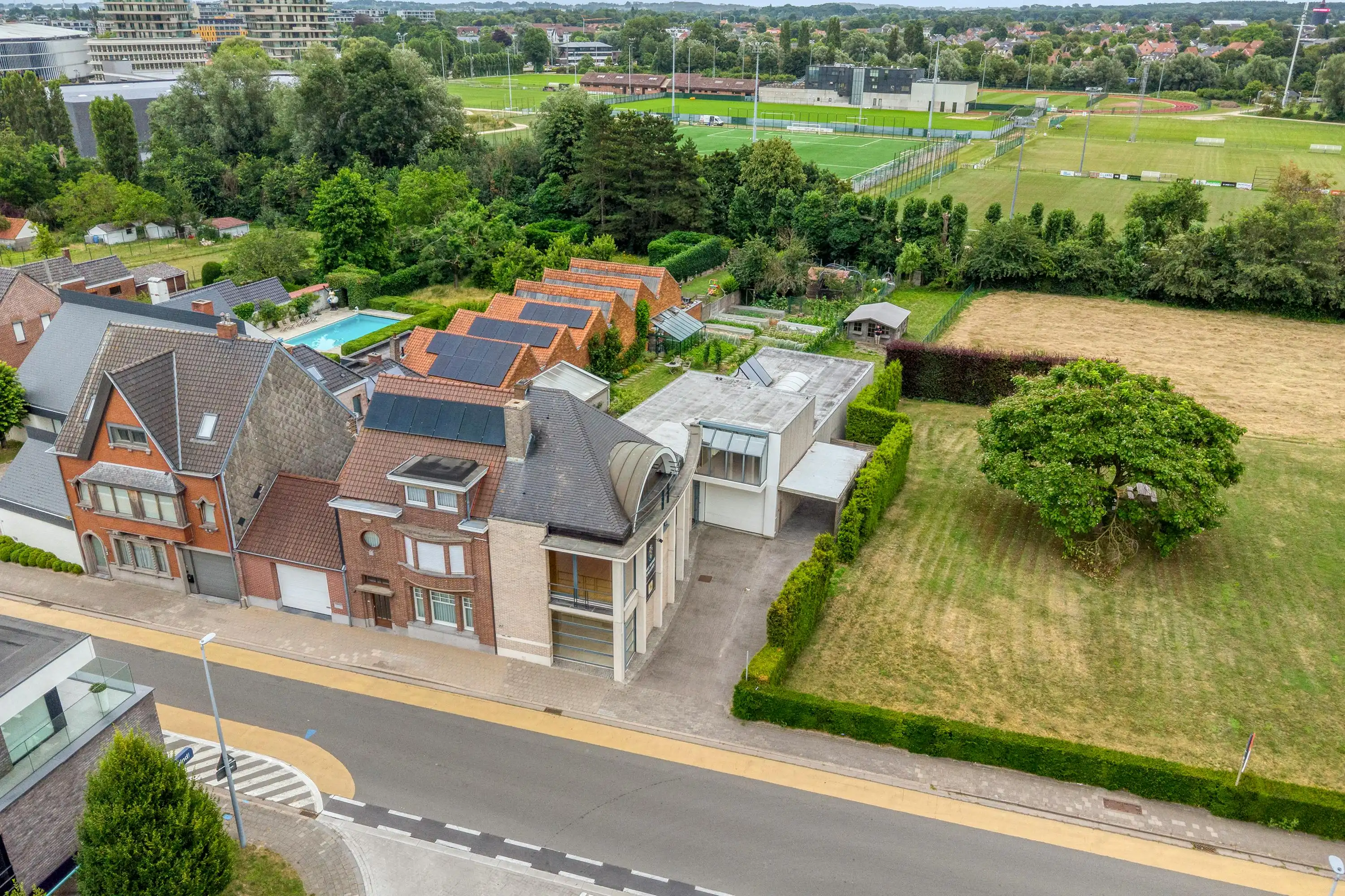 Instapklaar huis met 4 kamers en atelier te koop in Waregem foto 2