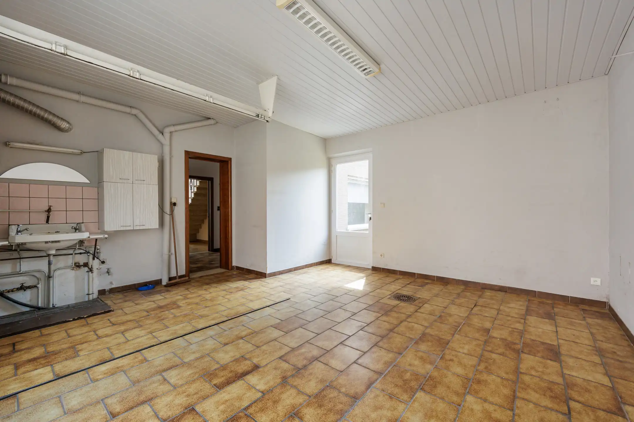 Te renoveren 3slpk-woning met 2 garages & tuin nabij centrum foto 23