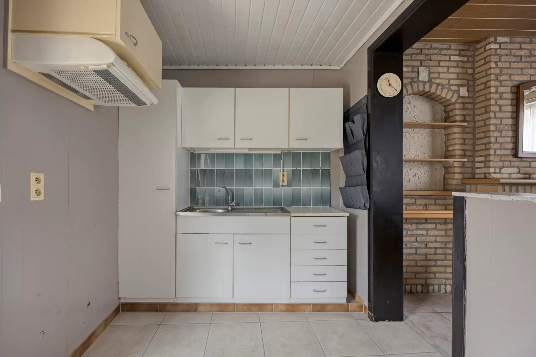 Charmante te renoveren woning met tuin foto 7
