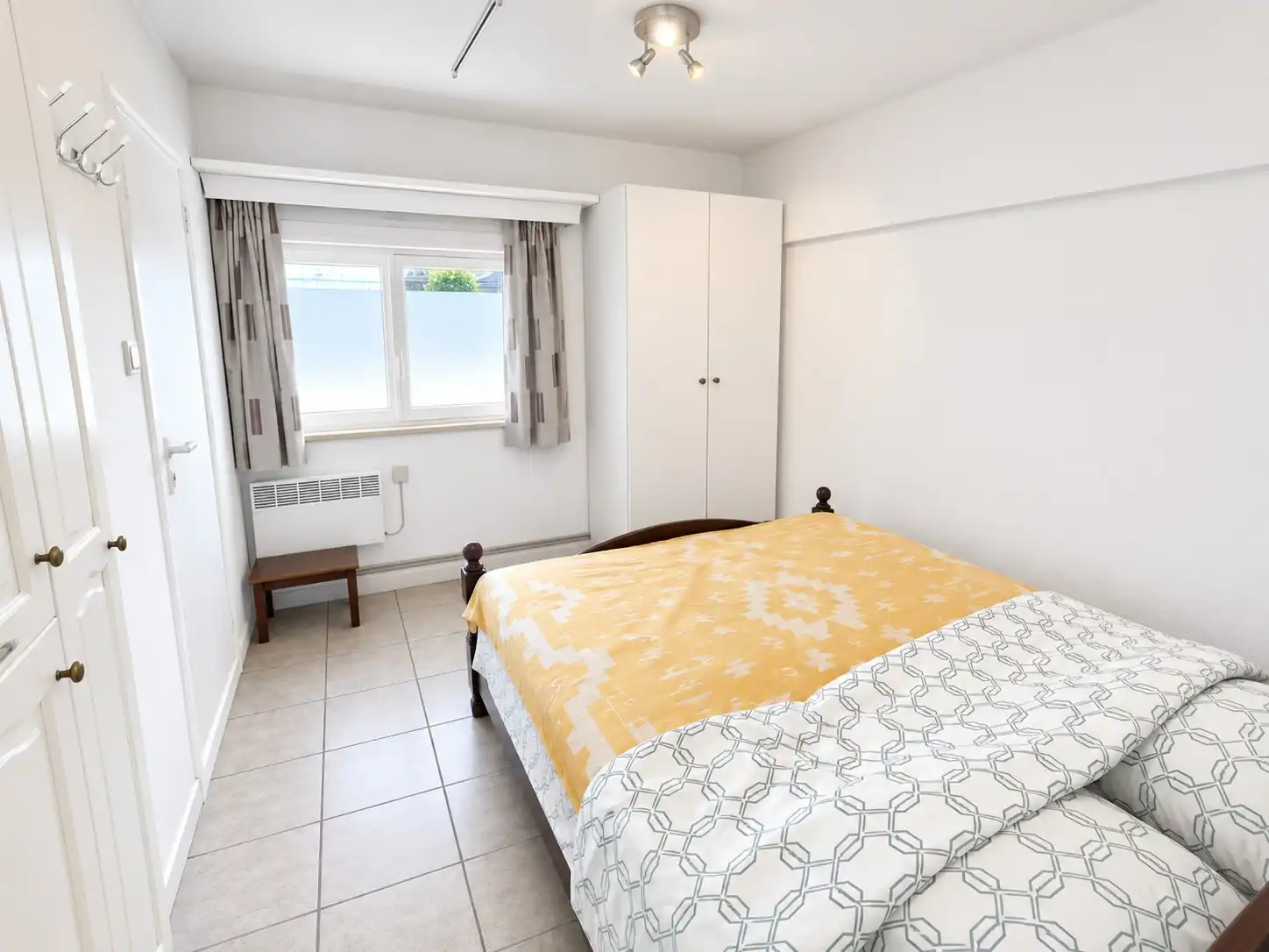 Te koop de Haan: Instapklaar gelijkvloers appartement met zonnig terras in een groene omgeving. foto 7