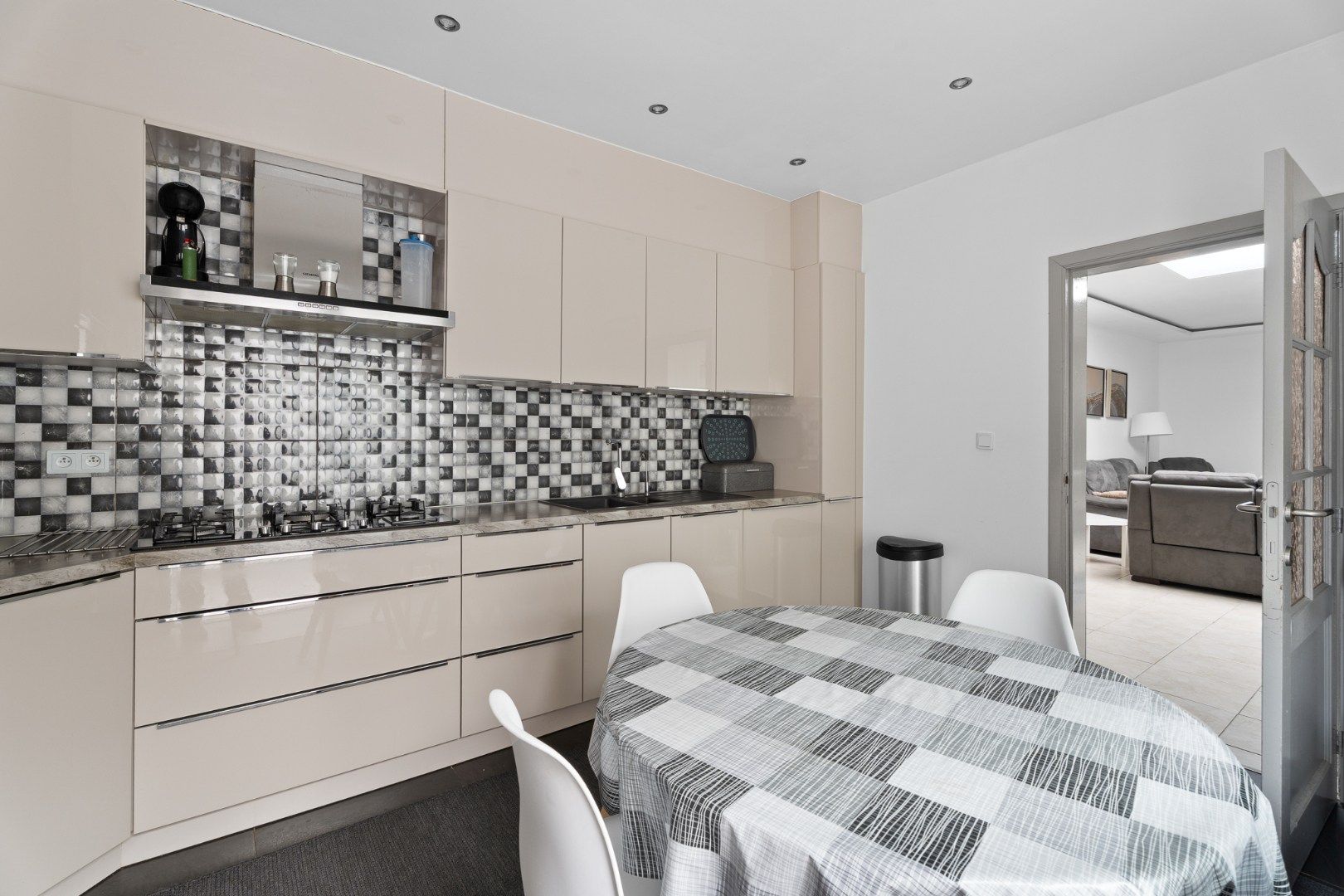 Instapklare  eengezinswoning met grote buitenruimte  in de Bloemekenswijk foto 11