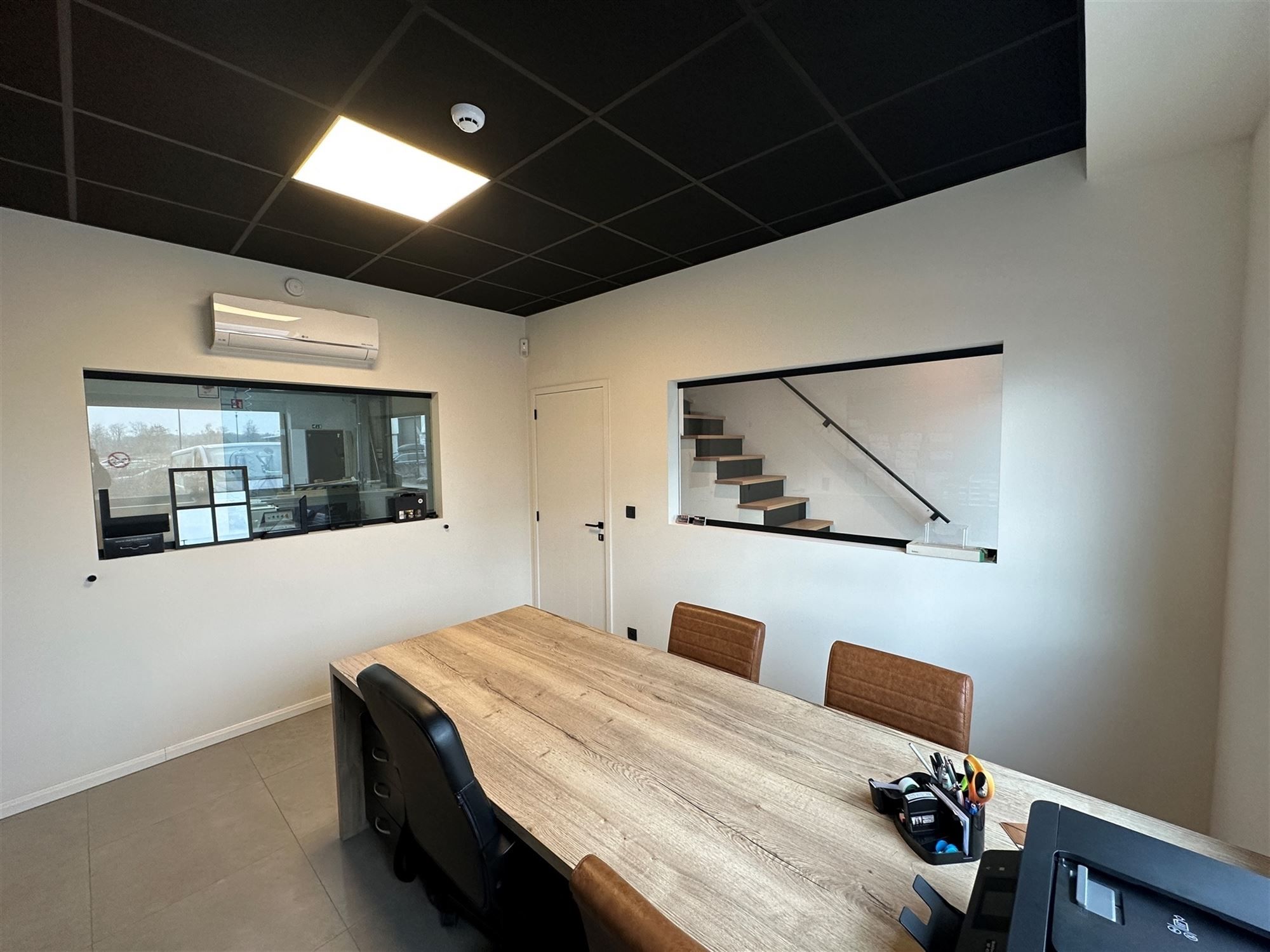 KMO-unit met kantoorruimte en toonzaal foto 3