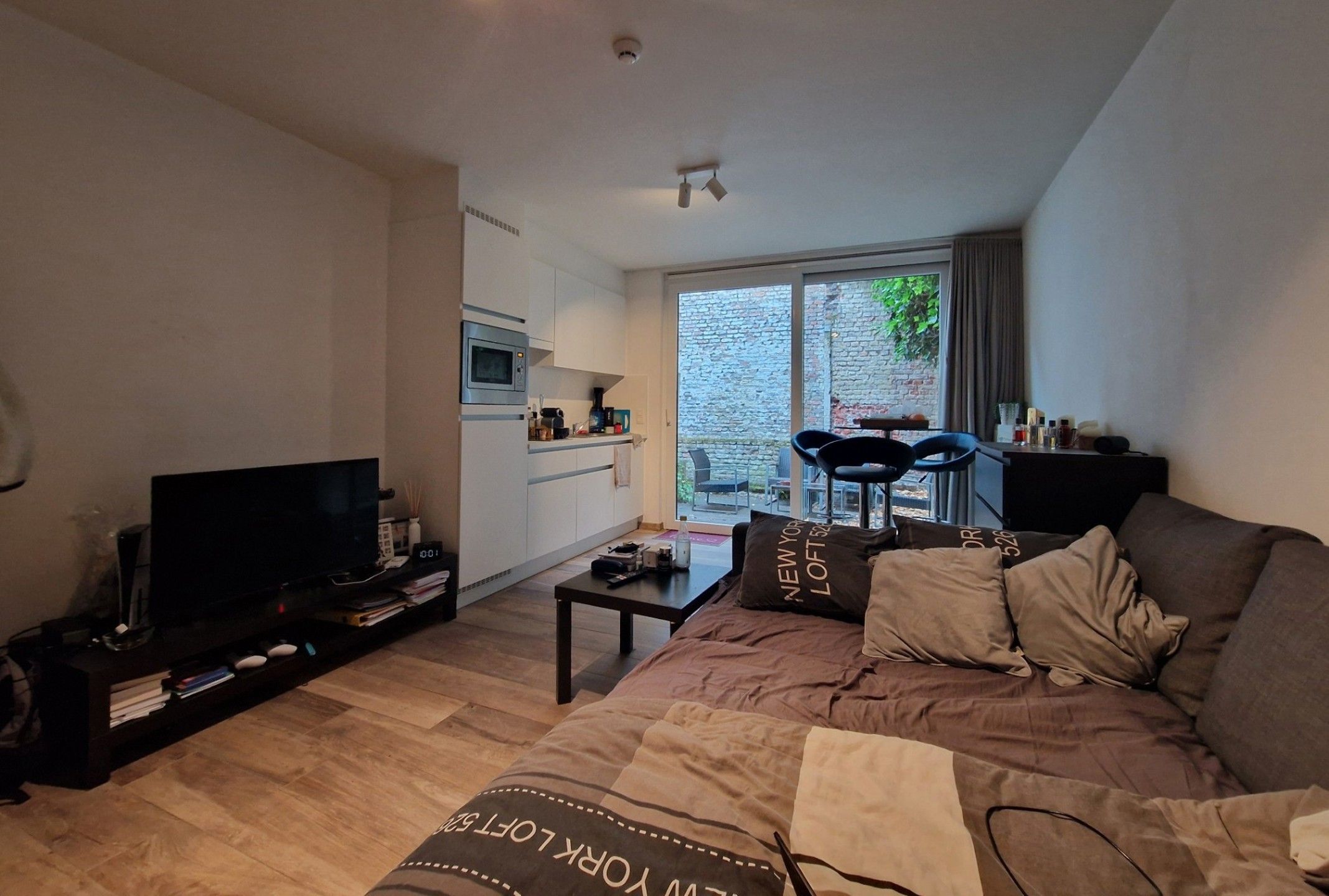 Gelijkvloerse recente studio met terras en eigen sanitair foto 2