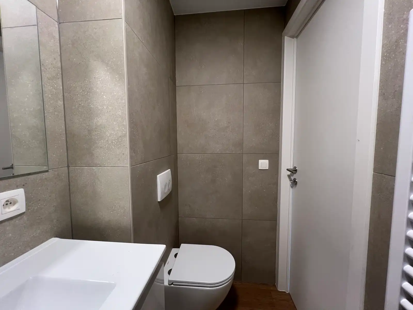 Volledig gerenoveerde studio op uitstekende locatie te huur foto 6