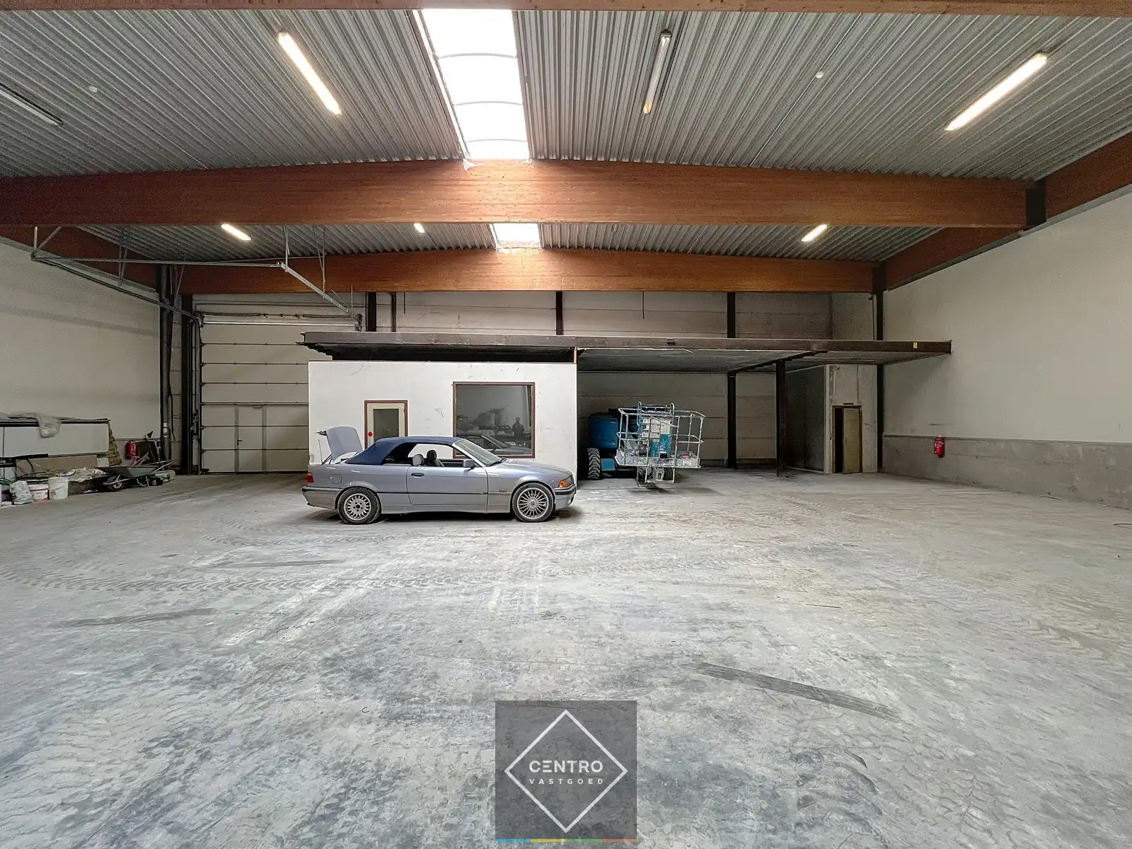 Instapklaar magazijn (± 700 m²) met automatische sectionaalpoort langs de N8 te Elverdinge (Ieper). Ambachten toegestaan ! foto 9