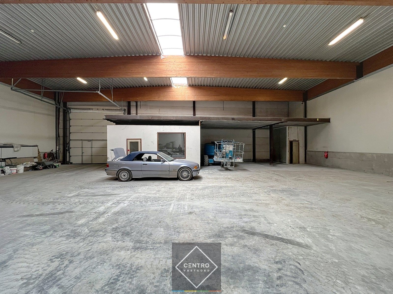 Instapklaar magazijn (± 700 m²) met automatische sectionaalpoort langs de N8 te Elverdinge (Ieper). Ambachten toegestaan ! foto 9