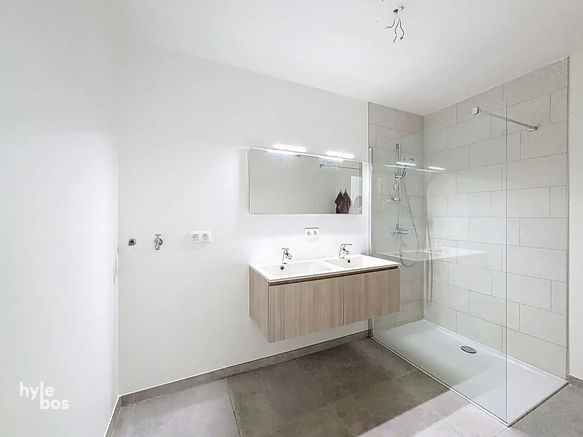 Modern gelijkvloers appartement met terras en parking foto 13