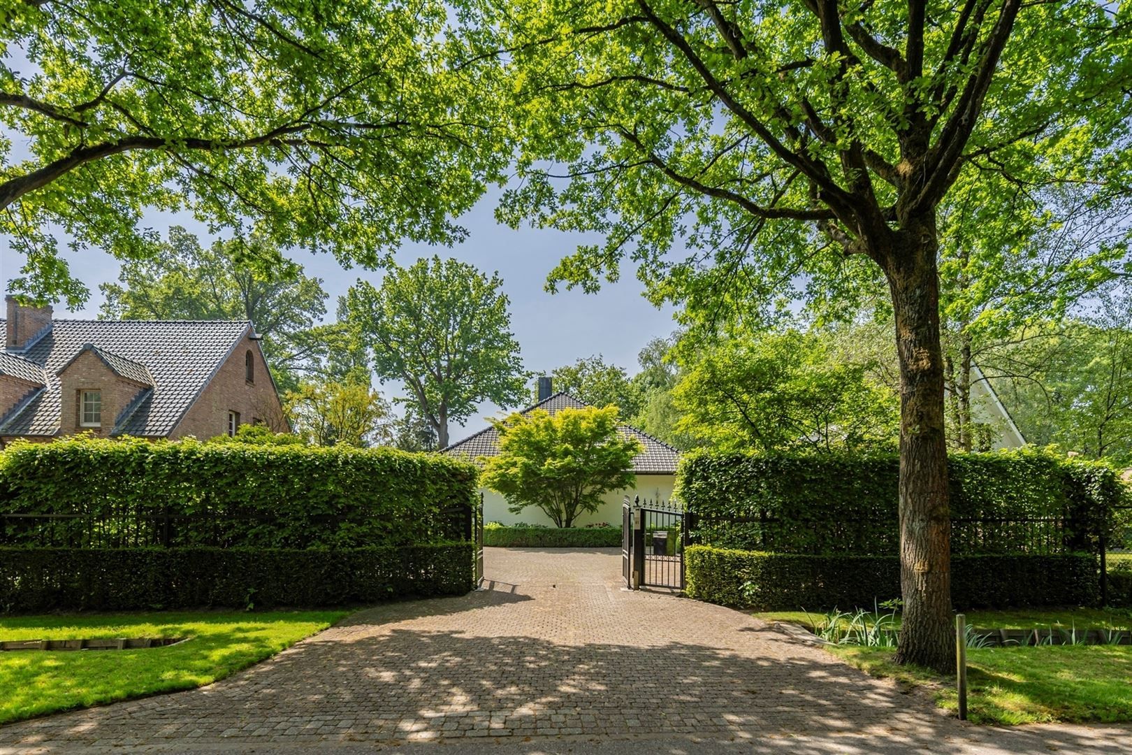 Ruime villa op 1.150 m² in gegeerde woonwijk Vriesdonk foto 2