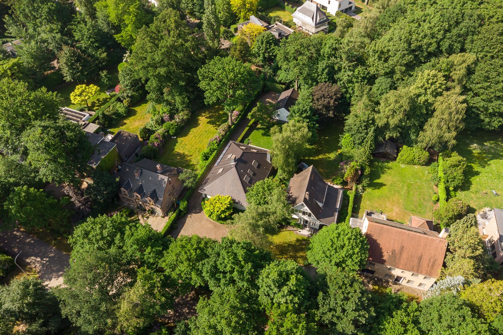 Ruime villa op 1.150 m² in gegeerde woonwijk Vriesdonk foto 2