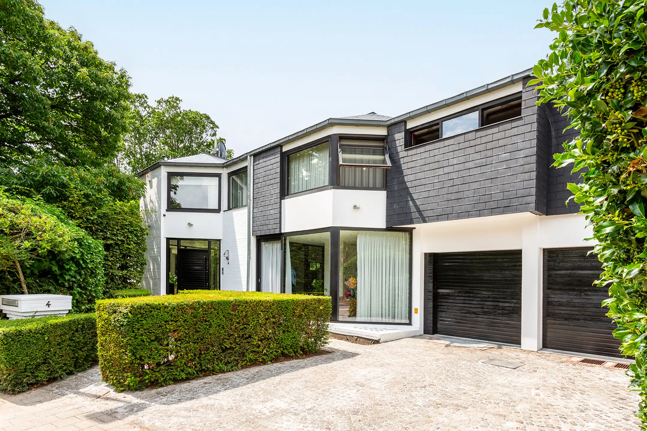 Topgelegen architectenwoning met ruim tuin en binnenzwembad. foto 3