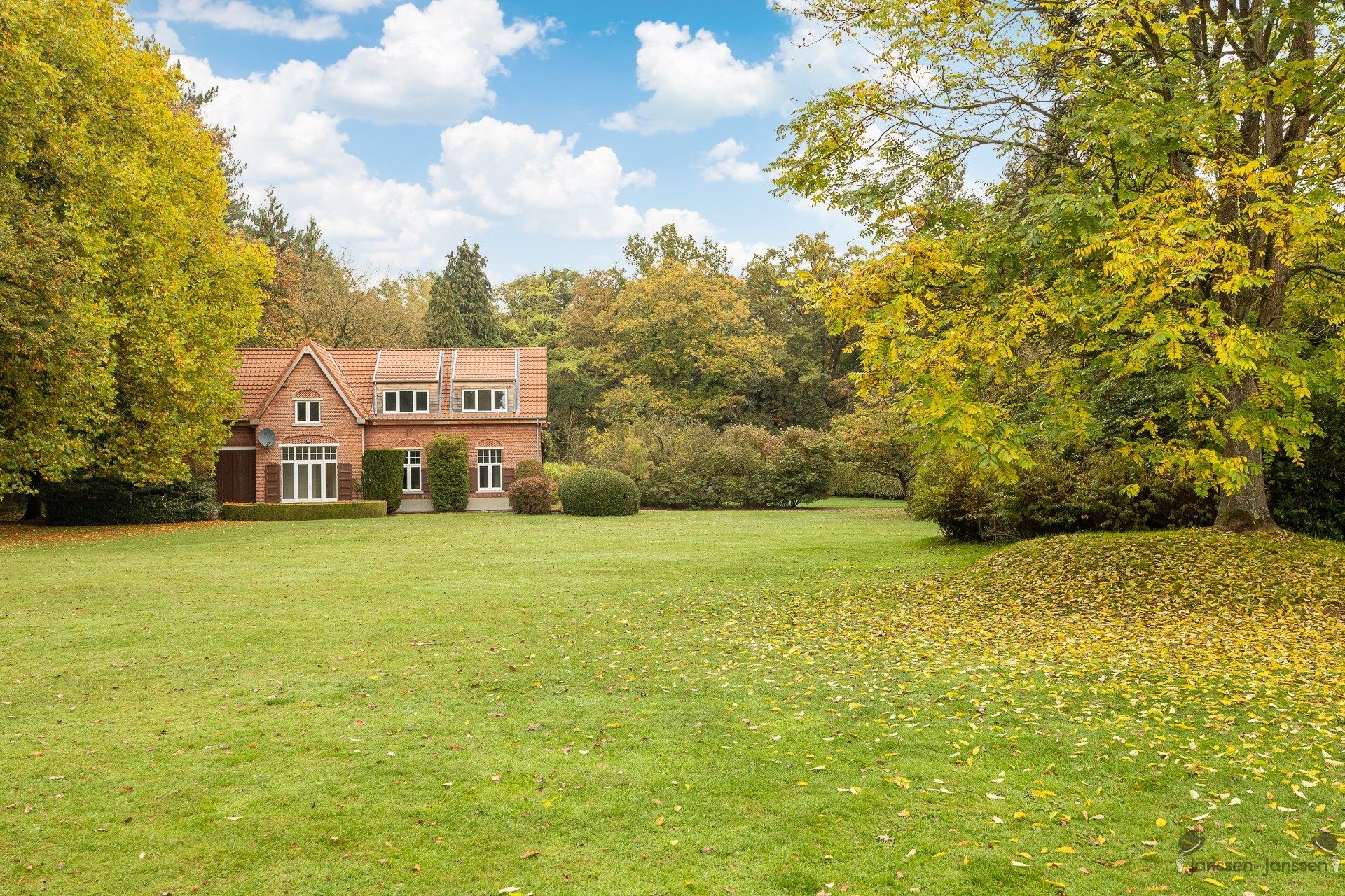 domein van ca.22 ha met 2 woningen foto 12