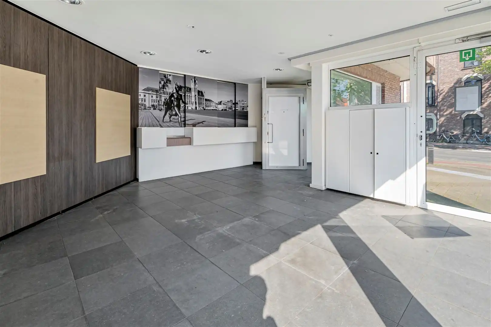 Centraal gelegen zeer ruim commercieel pand met 5 parkeerplaatsen foto 2