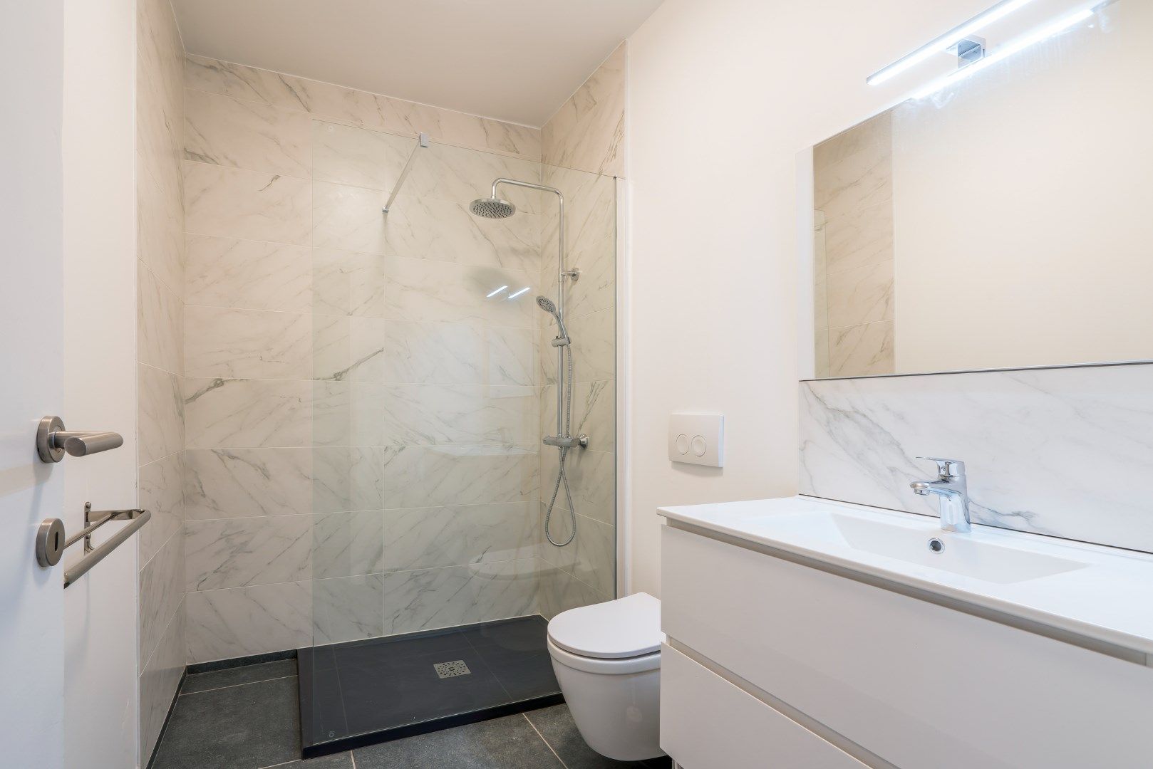 Volledig vernieuwd 2-slaapkamerappartement! foto 8