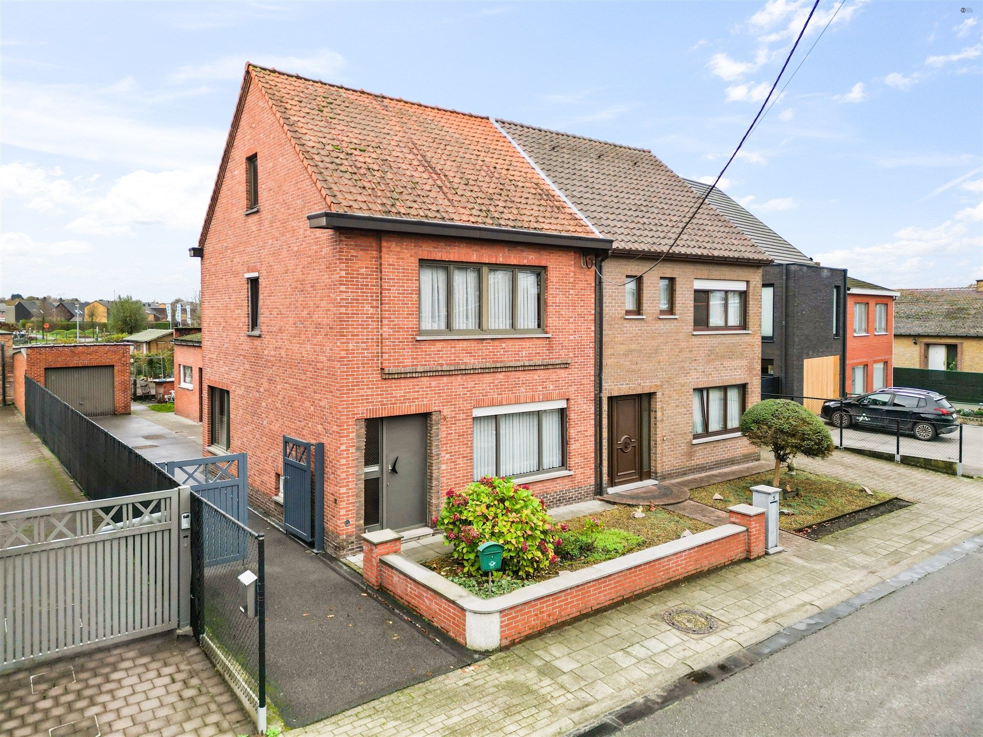 Hoofdfoto van de publicatie: Ruim te renoveren halfopen bebouwing