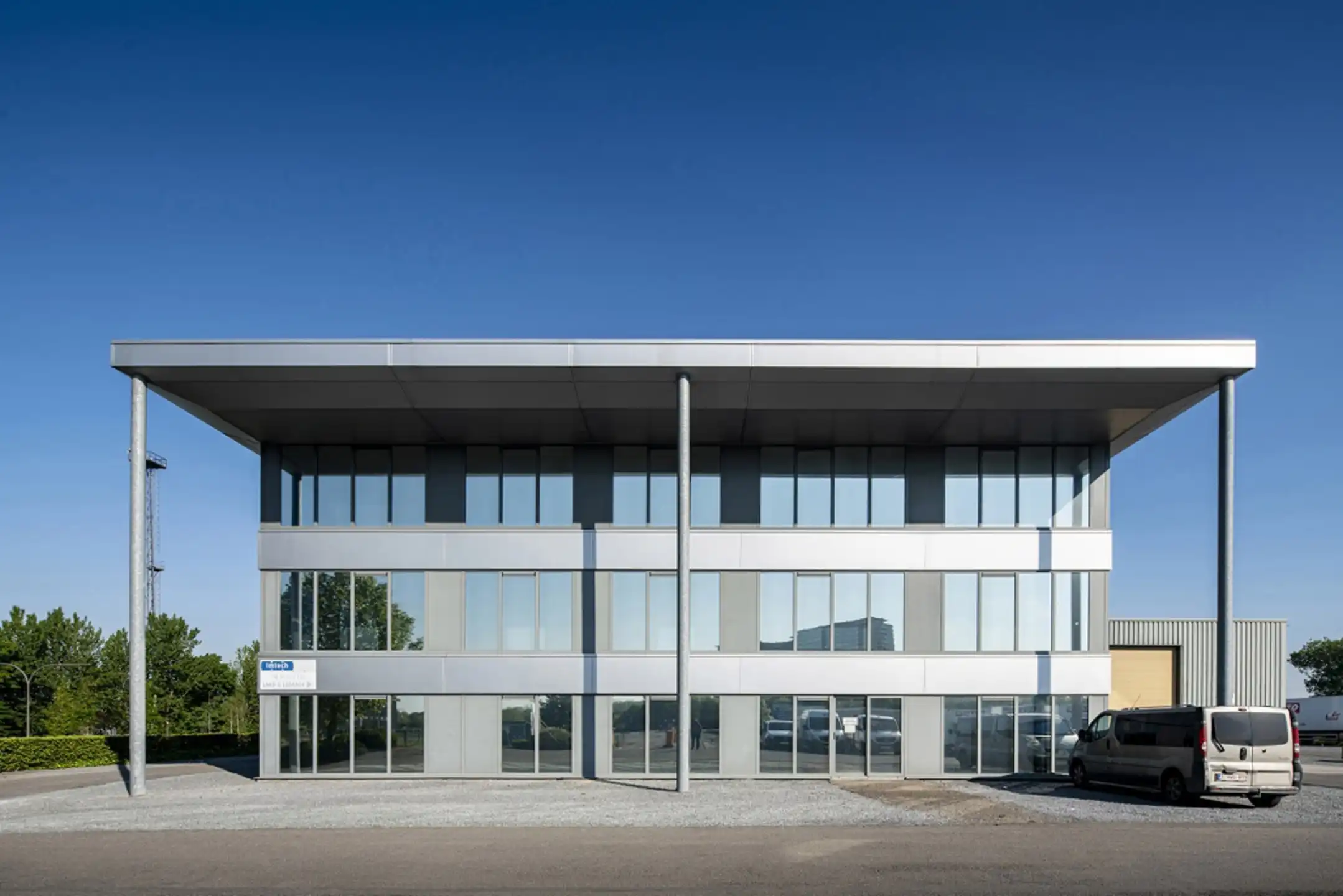 IMOBE –STRATEGISCHE KANTOORRUIMTE OP TOPLOCATIE IN ANTWERPEN foto {{pictureIndex}}