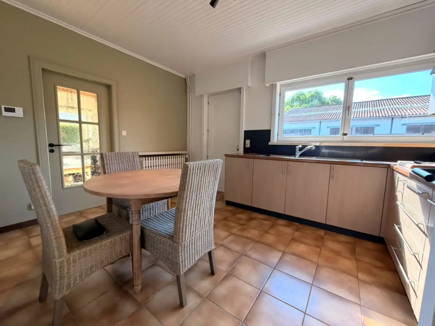 CHARMANTE, INSTAPKLARE GEZINSWONING MET GARAGE EN TUIN foto 6