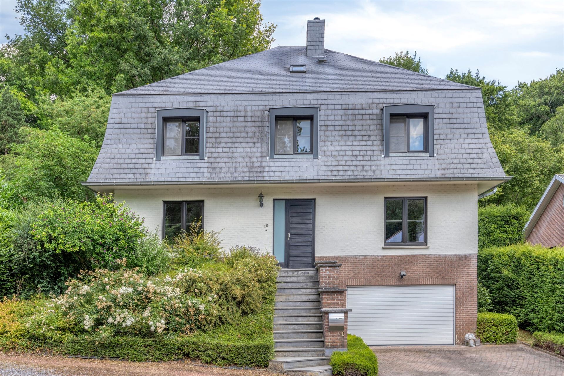 Prachtige charmante villa in rustige wijk foto {{pictureIndex}}