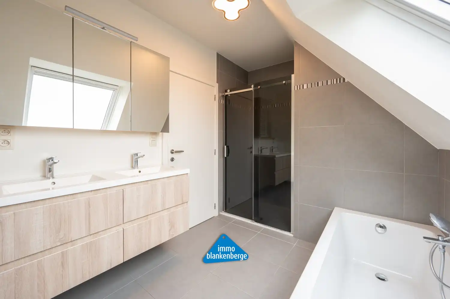 Recent zeer ruim duplex appartement in Uitkerke foto 21