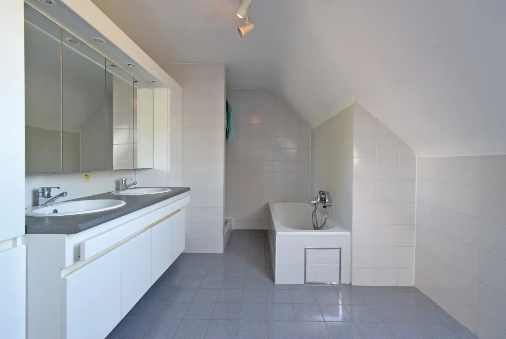 RUSTIG GELEGEN WONING MET TUIN EN GARAGE  foto 8