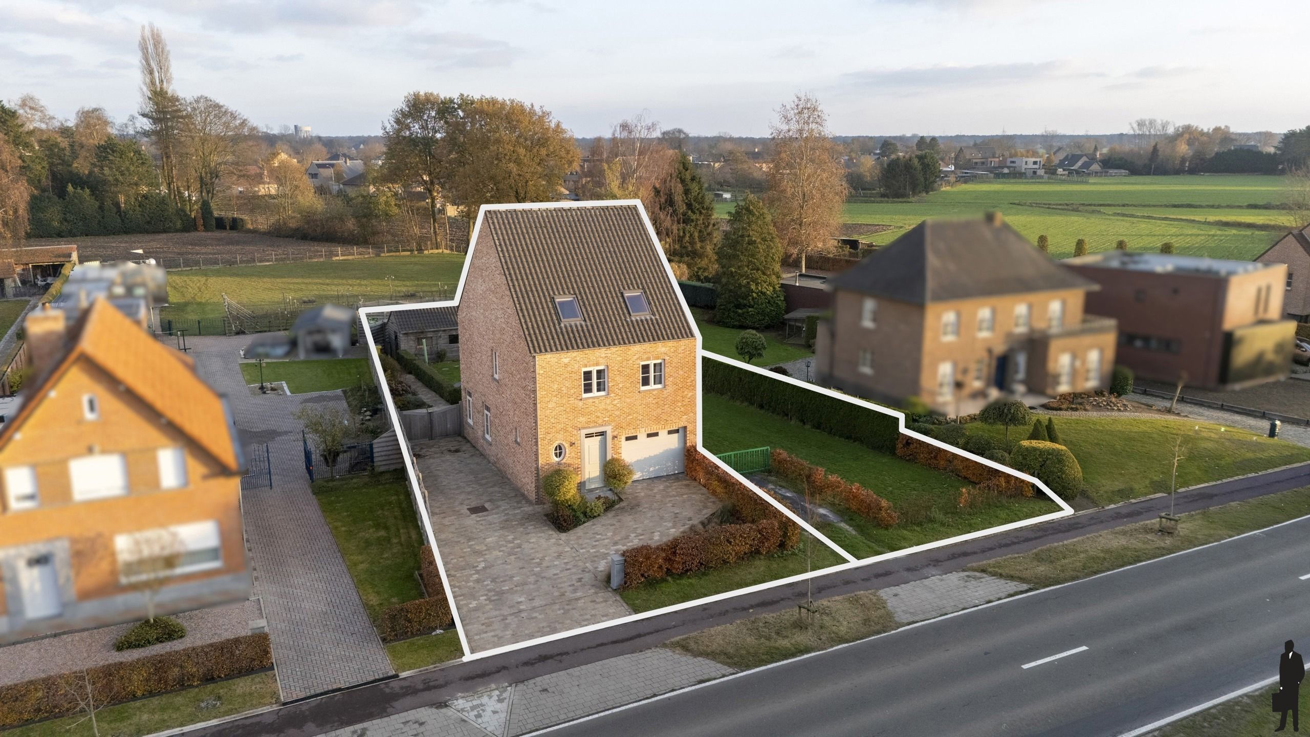 Recente, instapklare HOB-woning met 3 à 4 slpk. en bouwgrond foto {{pictureIndex}}