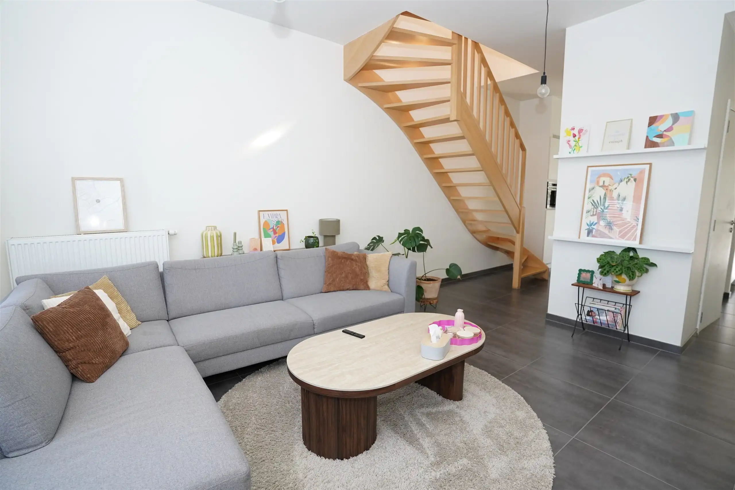 Jonge woning met 2 overrdekte staanplaatsen en kleine tuin foto 6