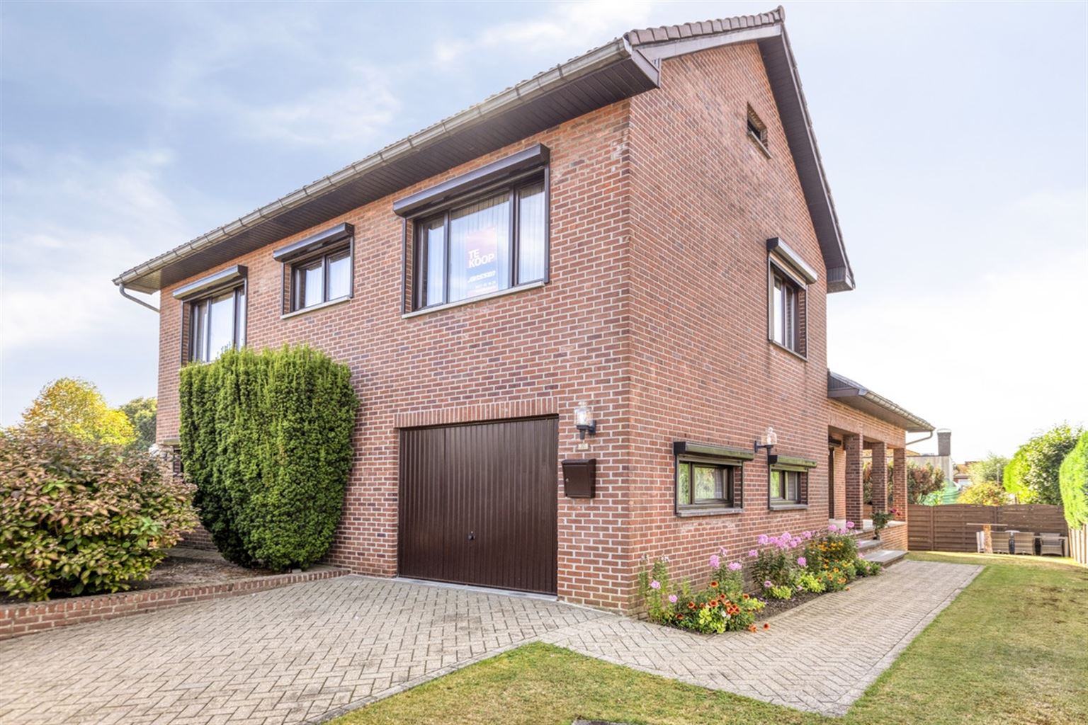 Ruime gezinswoning voorzien van 5 slaapkamers, garage, kelder en tuin nabij het centrum van Neeroeteren. Tevens mogelijkheden voor het uitoefenen van een vrij beroep, praktijkruimte, kapsalon, etc.  foto 33