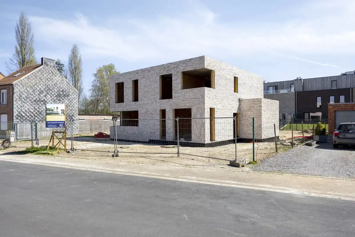 MODERNE AFGEWERKTE NIEUWBOUWWONING MET 3 SLPK'S IN HASSELT foto {{pictureIndex}}