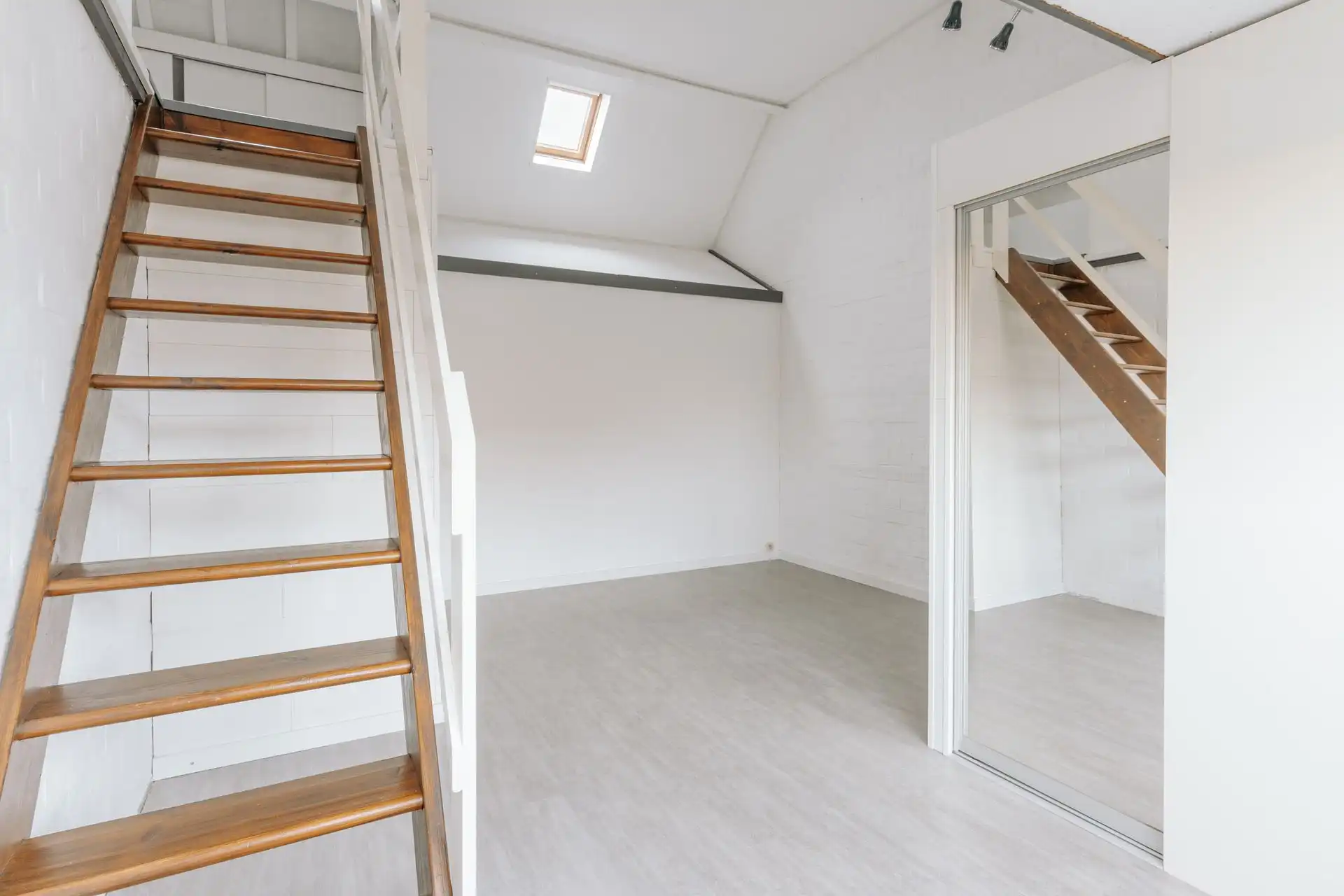 Karaktervolle bel-étage met grote tuin foto 13