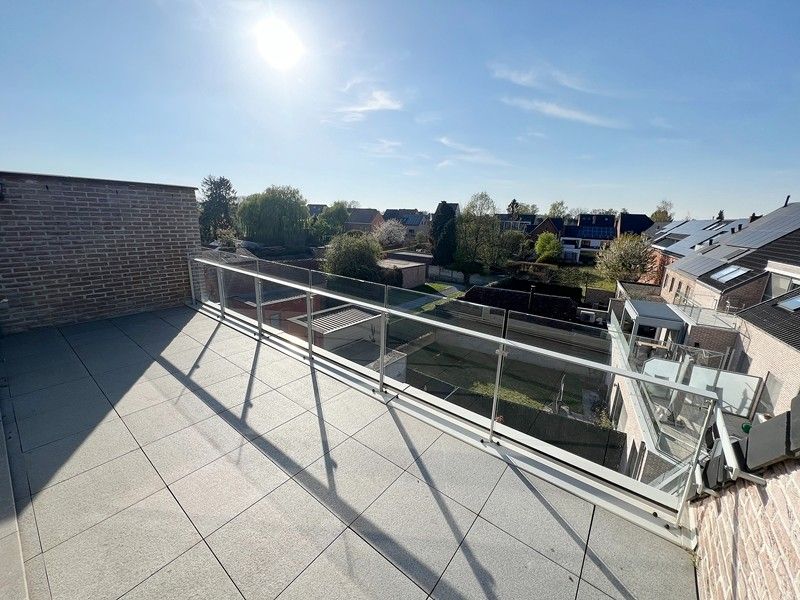 Ruim en luxueus appartement met 2,5 slaapkamers, 3 terrassen en 2 parkings in hartje Diepenbeek! foto 8