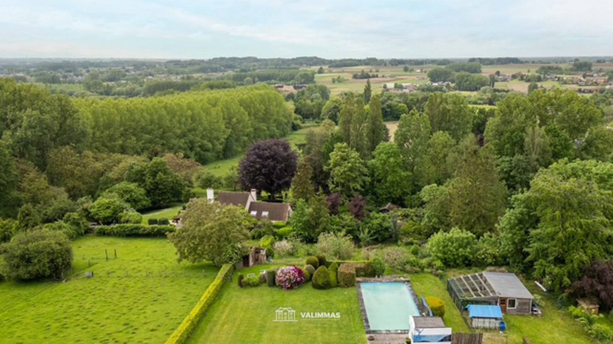 Uniek gelegen villa-bungalow met grote tuin en zwembad... foto 2