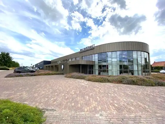 Stijlvolle kantoorruimte 300+m² met 16 autostaanplaatsen ideale ligging langs E313. foto 2