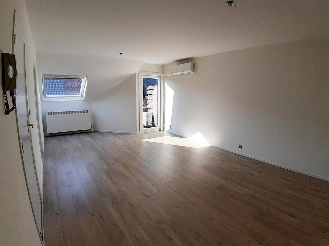 Gerenoveerd dakappartement MET GARAGE te Beverst foto 3