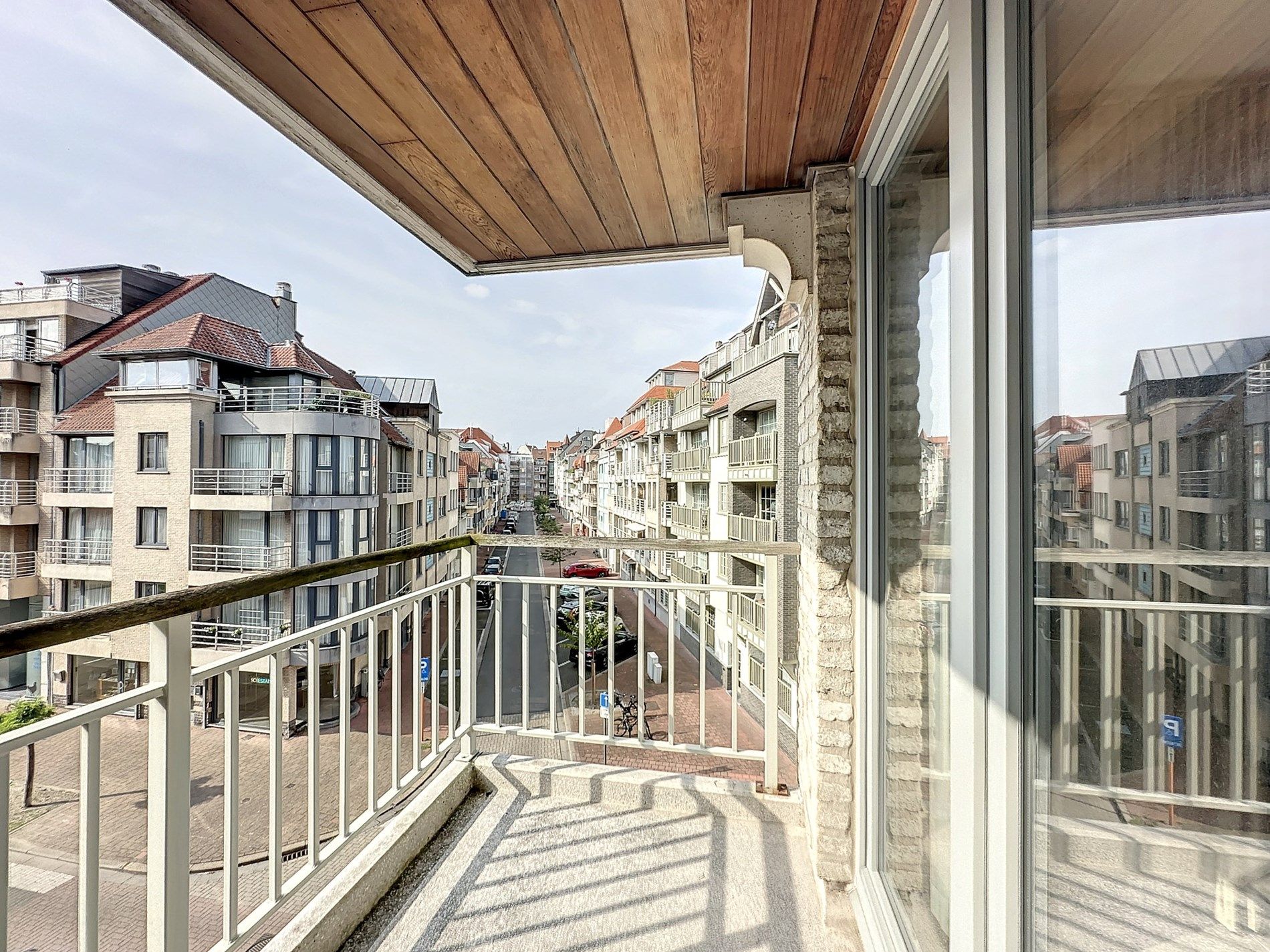 Prachtig HOEKappartement met 2 mooie slaapkamers gelegen op de Zoutelaan te Knokke.  foto 1