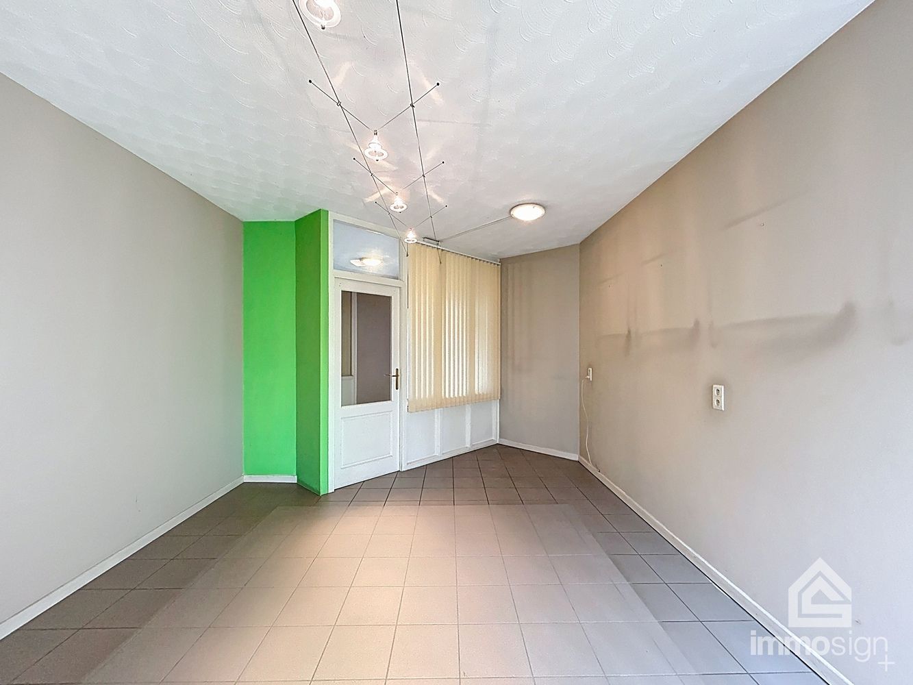 Bedrijfshal, kantoren en twee woonunits. Werken en wonen combineren op één strategische locatie! foto 5